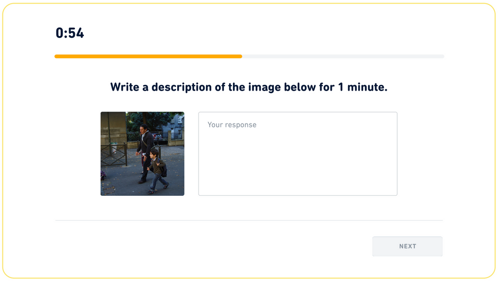 Tipo de pregunta "Escribe sobre la foto" en el Duolingo English Test. El mensaje dice: escriba una descripción de la imagen a continuación durante 1 minuto. La imagen muestra a un padre y un hijo caminando por la calle tomados de la mano.