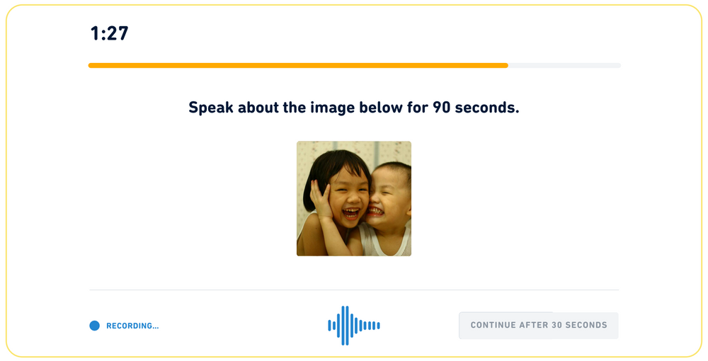 Tipo de pregunta "Habla sobre la foto" en el Duolingo English Test. El mensaje dice: hable sobre la imagen a continuación durante 90 segundos. la imagen es de dos hermanos sonriendo a la cámara.