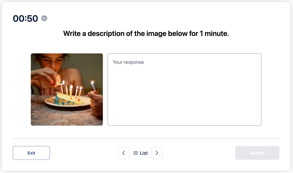 El mensaje dice que escriba una descripción de la imagen a continuación durante 1 minuto en el Duolingo English Test. Se muestra a una niña encendiendo velas en un pastel de cumpleaños. 