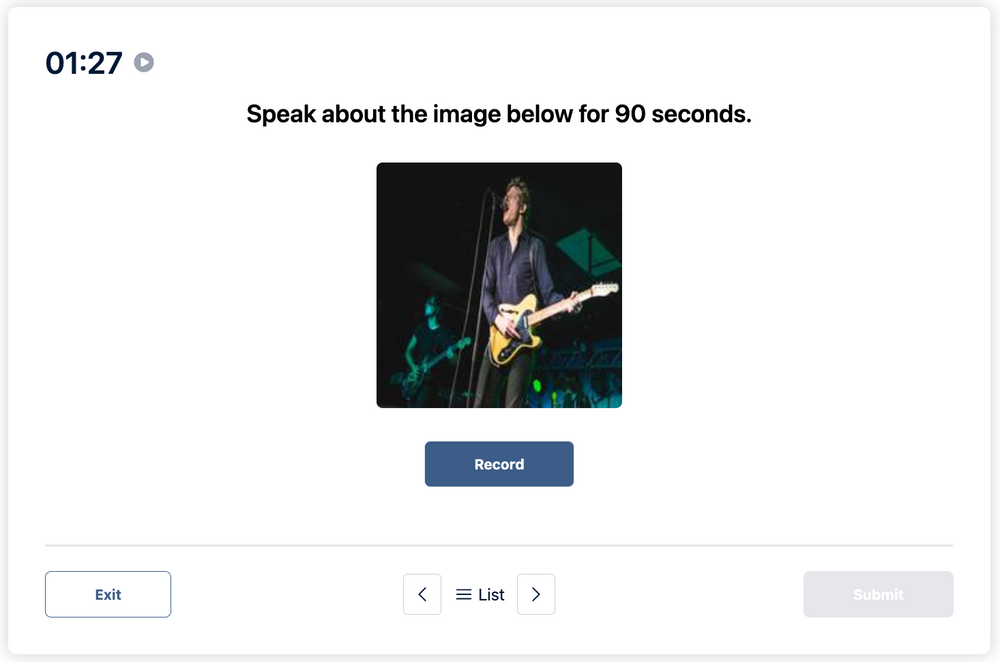  El mensaje dice que hable sobre la imagen a continuación durante 90 segundos en el Duolingo English Test. Se muestra a un hombre en un escenario tocando la guitarra.